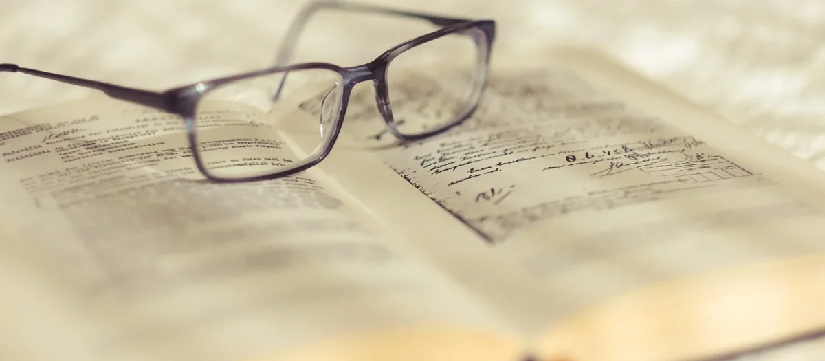 Dlaczego warto nosić okulary do czytania?