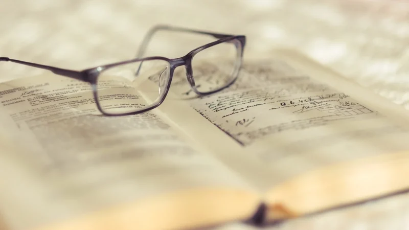 Dlaczego warto nosić okulary do czytania?