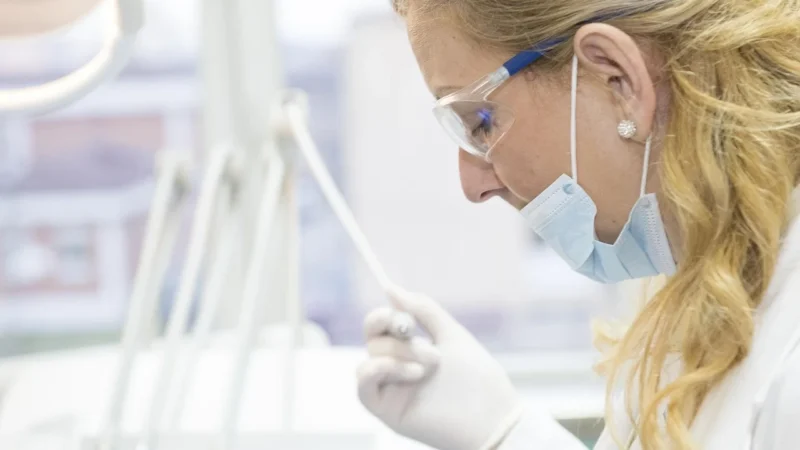 Flebologia: leczenie szczeliny odbytu i laserowe usuwanie żylaków
