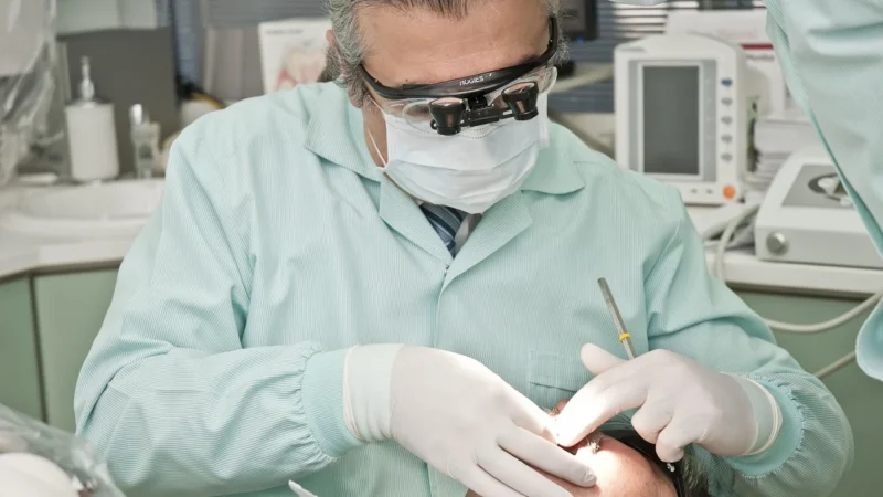 Stomatologia na Mokotowie — licówki, bonding, korekta dziąseł i usuwanie ósemek